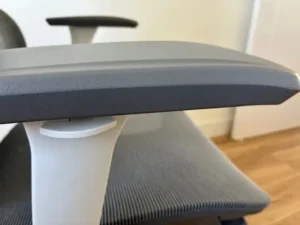 Ajuste altura reposabrazos FlexiSpot C7 Air Pro